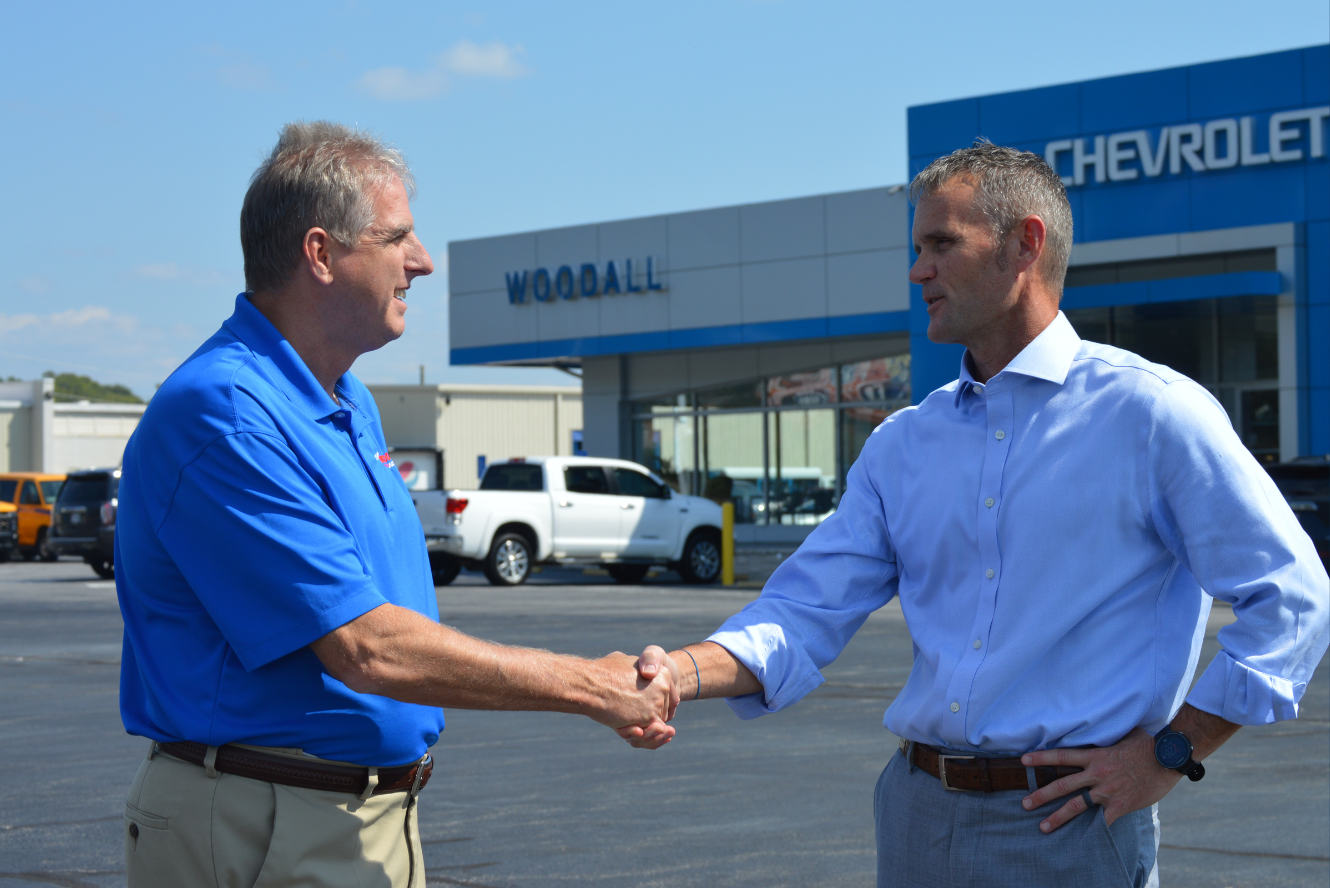 A photo of Robert Woodall and R.J. Weaver shaking hands.
